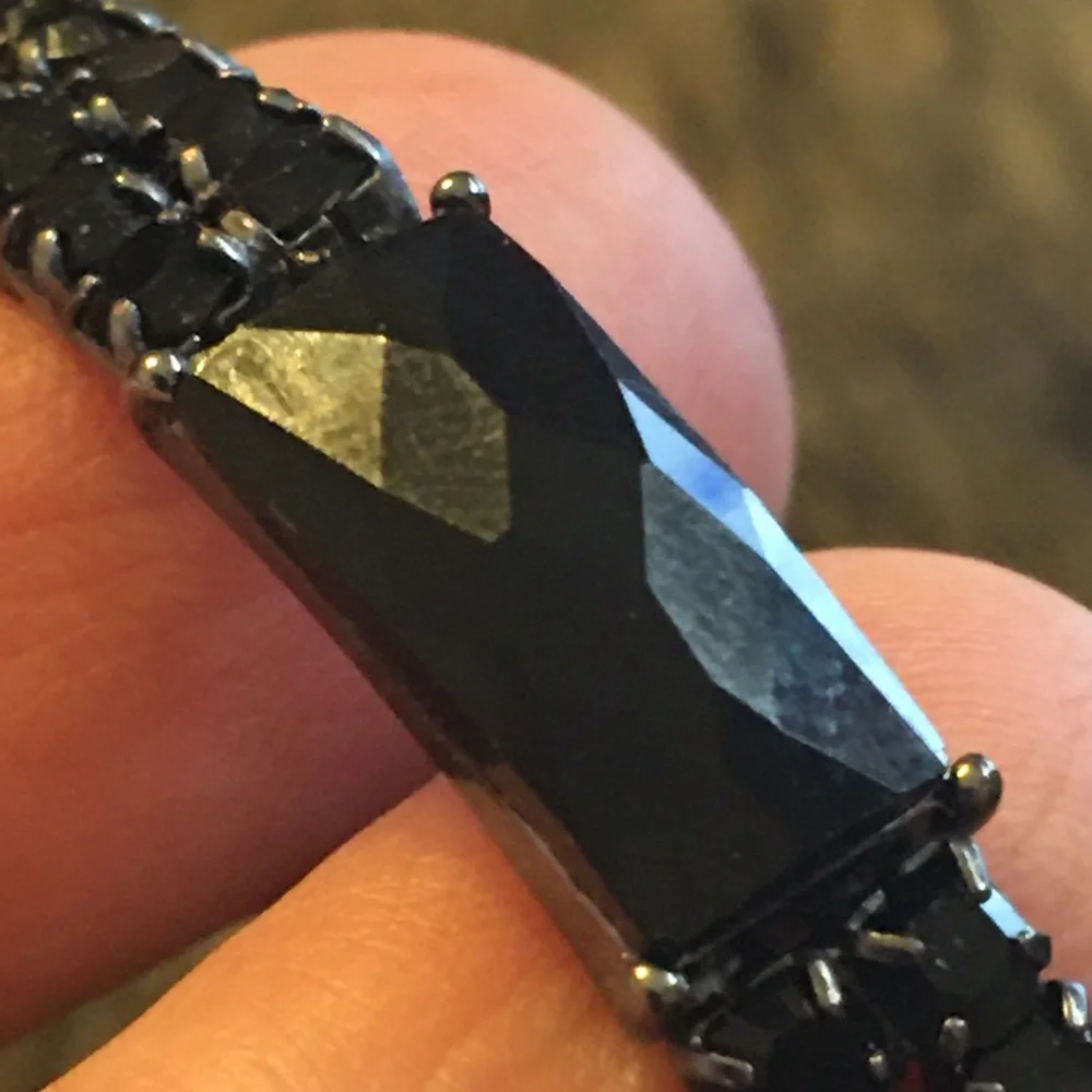 Liz Claiborne black glass stone stretch bracelet